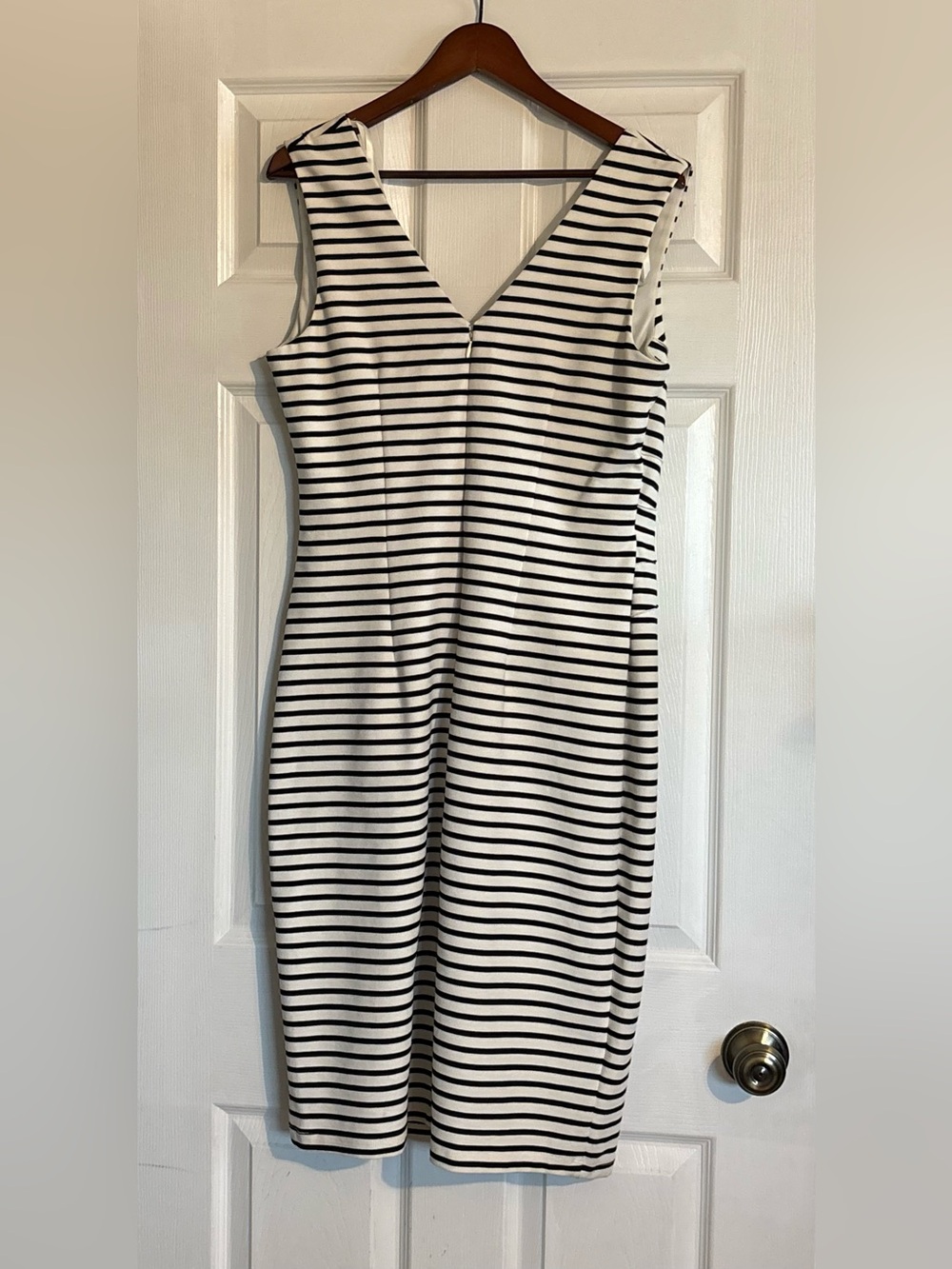 Le Chateau Black & White Striped Bodycon Sheath Dress with Ruching Size Xlarge - Picture 9 of 10